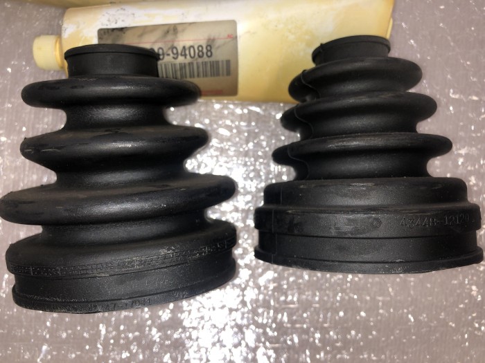 Комплект пыльников привода 3SFE TOYOTA 0443820131