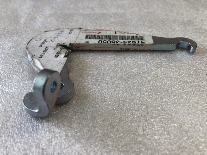 Скоба стояночного тормоза TOYOTA Hilux Surf 4762435050