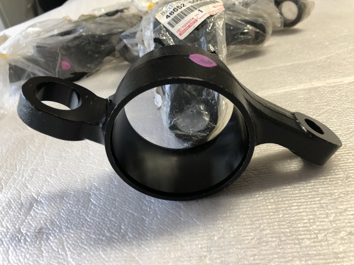 Кронштейн рычага Lexus LS430 4865250050