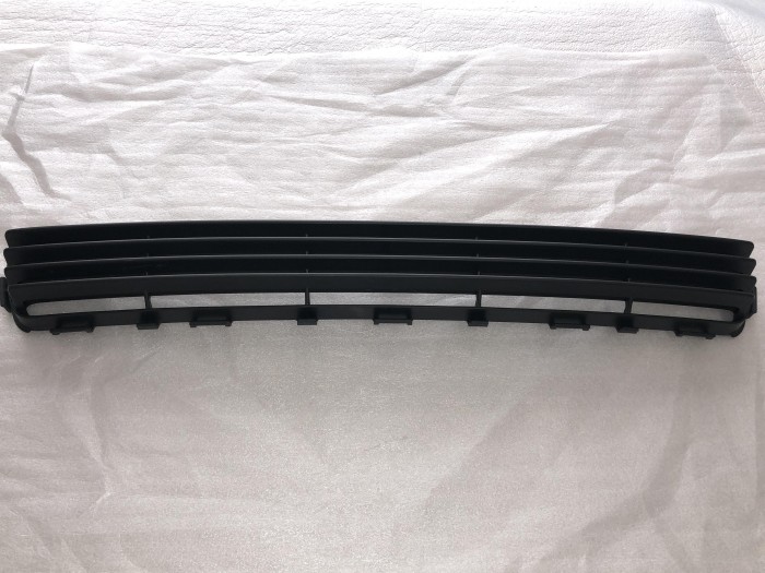 Решетка в бампер центральная TOYOTA AVENSIS T250 2003-2008 5311205050