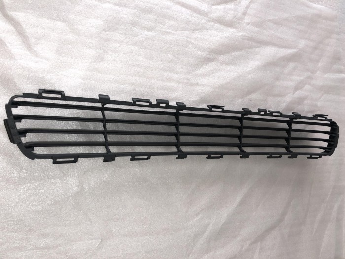 Решетка в бампер центральная TOYOTA AVENSIS T250 2003-2008 5311205050