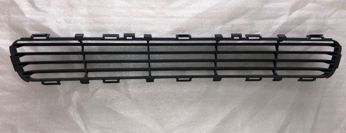 Решетка в бампер центральная TOYOTA AVENSIS T250 2003-2008 5311205050