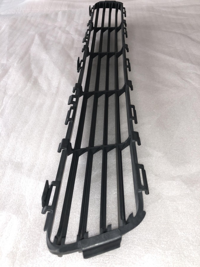 Решетка в бампер центральная TOYOTA AVENSIS T250 2003-2008 5311205050