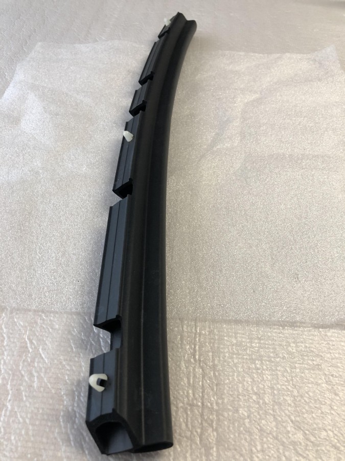 Уплотнитель капота TOYOTA Camry ACV30 5338933021