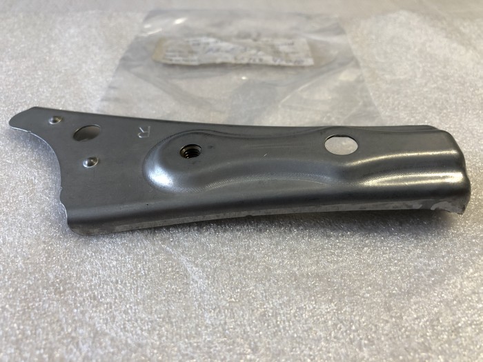 Кронштейн правого крыла Toyota RAV 4 А20 2000-2005 5516842010