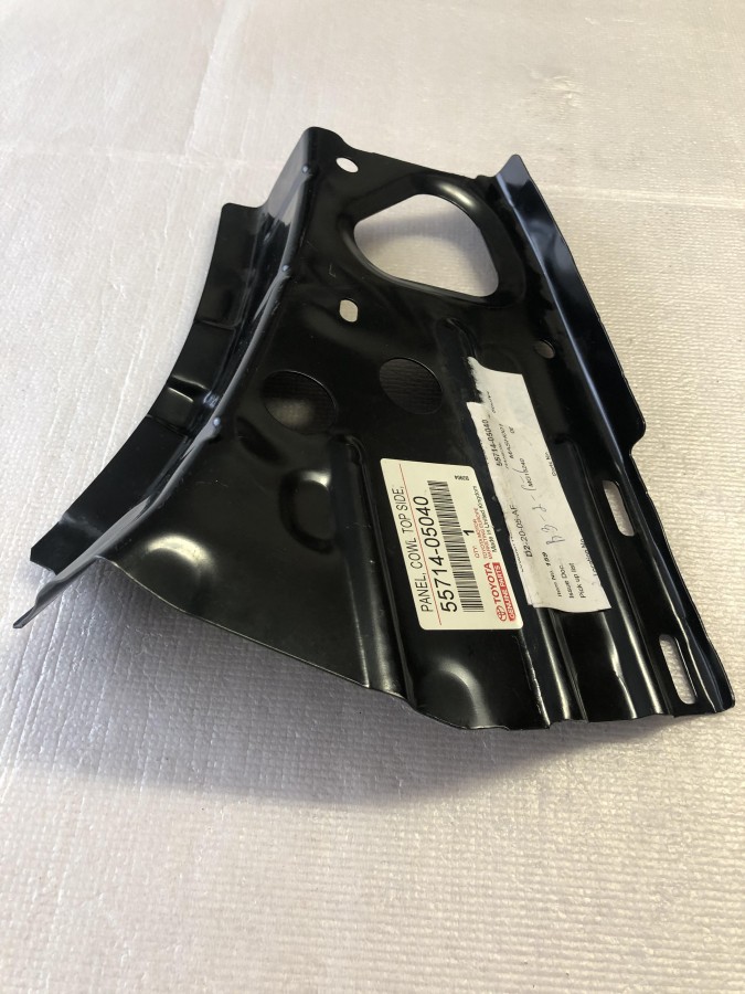 Панель кронштейн крепления Toyota AVENSIS T250 5571405040
