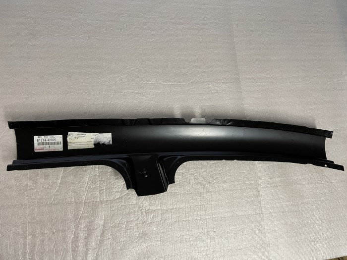 Направляющая, боковина стойки верхняя левая TOYOTA RAV4 6121442020