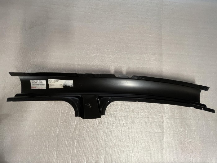 Направляющая, боковина стойки верхняя левая TOYOTA RAV4 6121442020