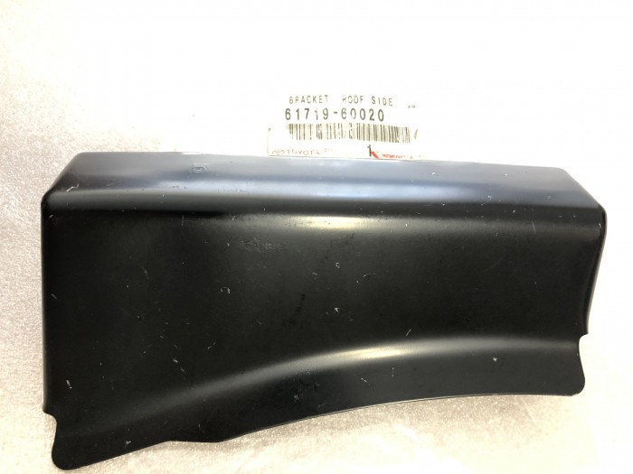 Кронштейн крыла правый TOYOTA Land Cruiser 100 Lexus LX470 6171960020