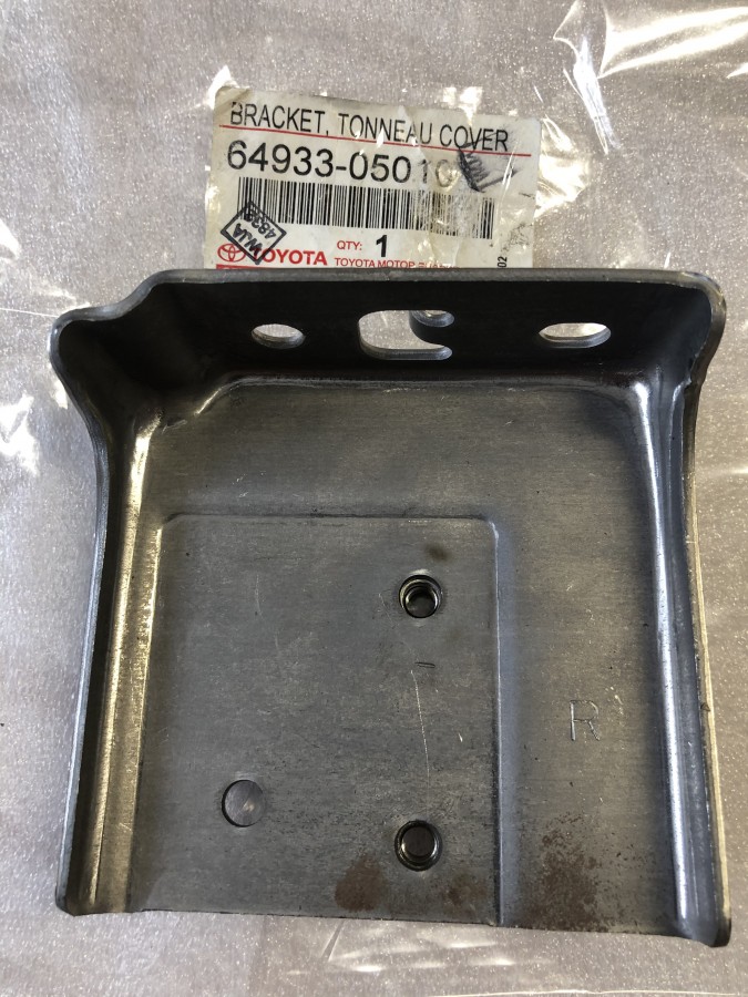 Кронштейн шторки TOYOTA Avensis T250 6493305010 новый оригинальный, в наличии на нашем складе