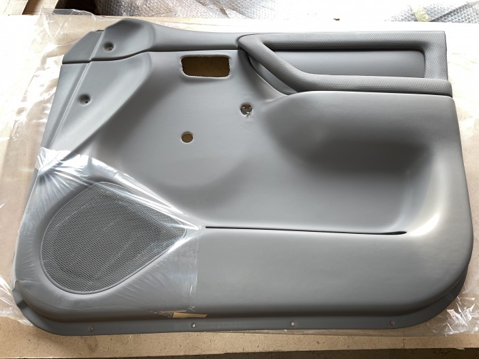 Обшивка передней правой двери TOYOTA Land Cruiser 105 6761060880B2