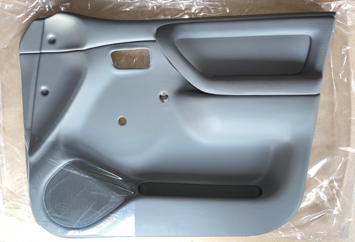 Обшивка передней правой двери TOYOTA Land Cruiser 105 6761060880B2