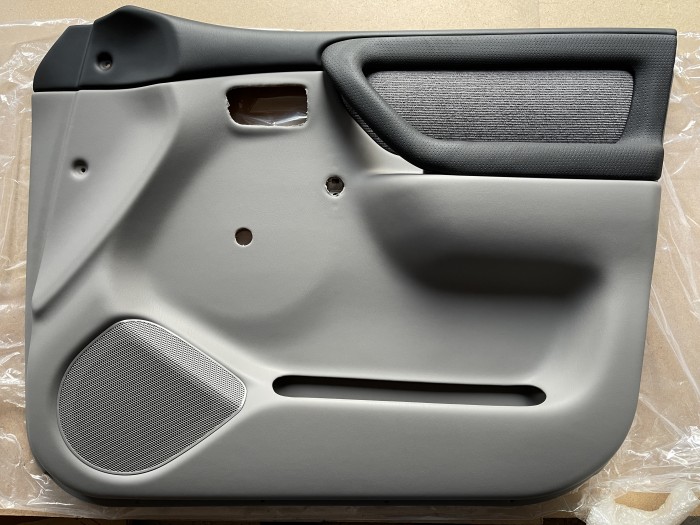 Обшивка передней правой двери TOYOTA LC105 6761060891B1