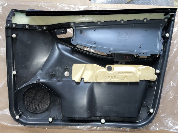 Обшивка двери передней левой TOYOTA Corolla E120 6766013030B1