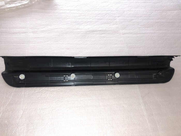 Накладка порога передней правой двери TOYOTA Camry ACV30 6791333040B0