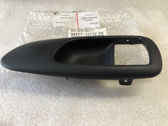 Накладка ручки передней правой двери TOYOTA Corolla E100 6927712110C0