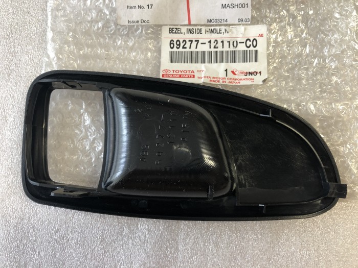 Накладка ручки передней правой двери TOYOTA Corolla E100 6927712110C0