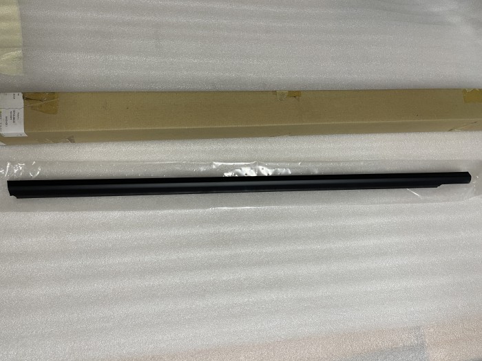 Молдинг (бархотка) окна передней правой двери TOYOTA AVENSIS AT220 7571005020