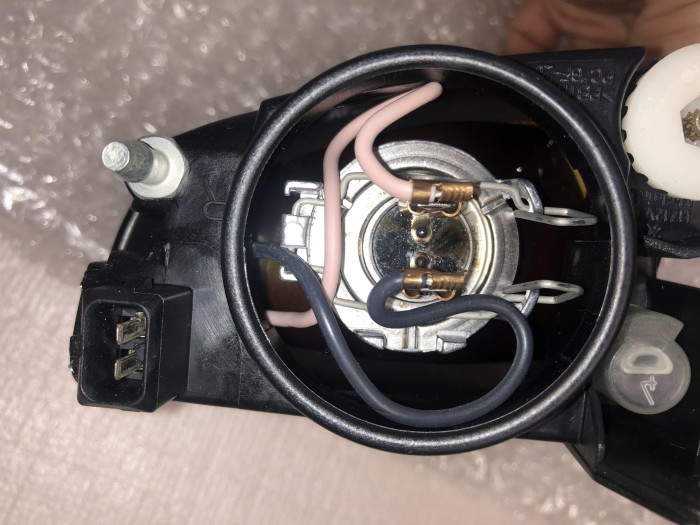 Фара противотуманная Toyota AVENSIS I 1997-2003 8121005040