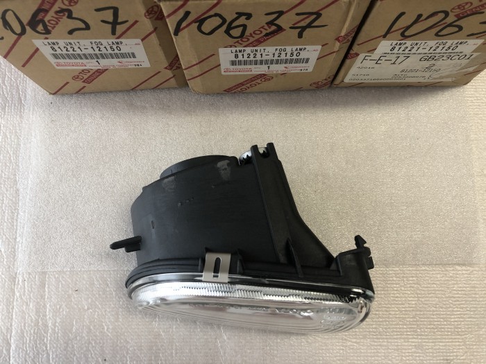 Фара противотуманная левая TOYOTA COROLLA E112 1997-2001 8122112150