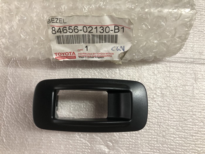 Накладка панель кнопки заднего стеклоподьемника TOYOTA COROLLA E120 2001-2006 8465602130B1