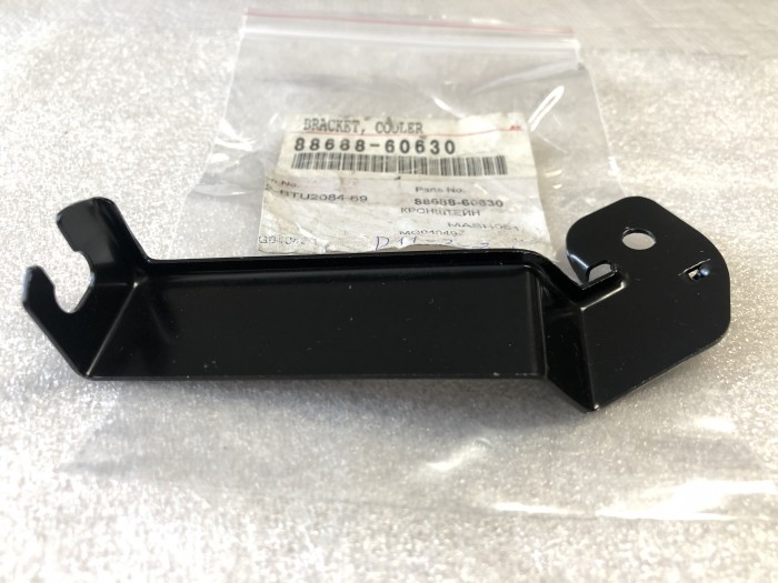 Кронштейн кондиционера TOYOTA Land Cruiser Prado 8868860630