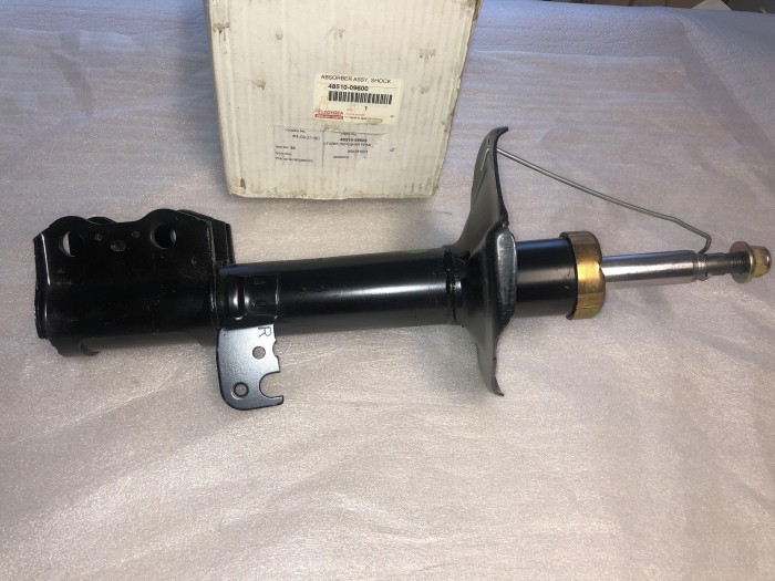 Амортизатор передний правый TOYOTA Corolla Е120 4851009600