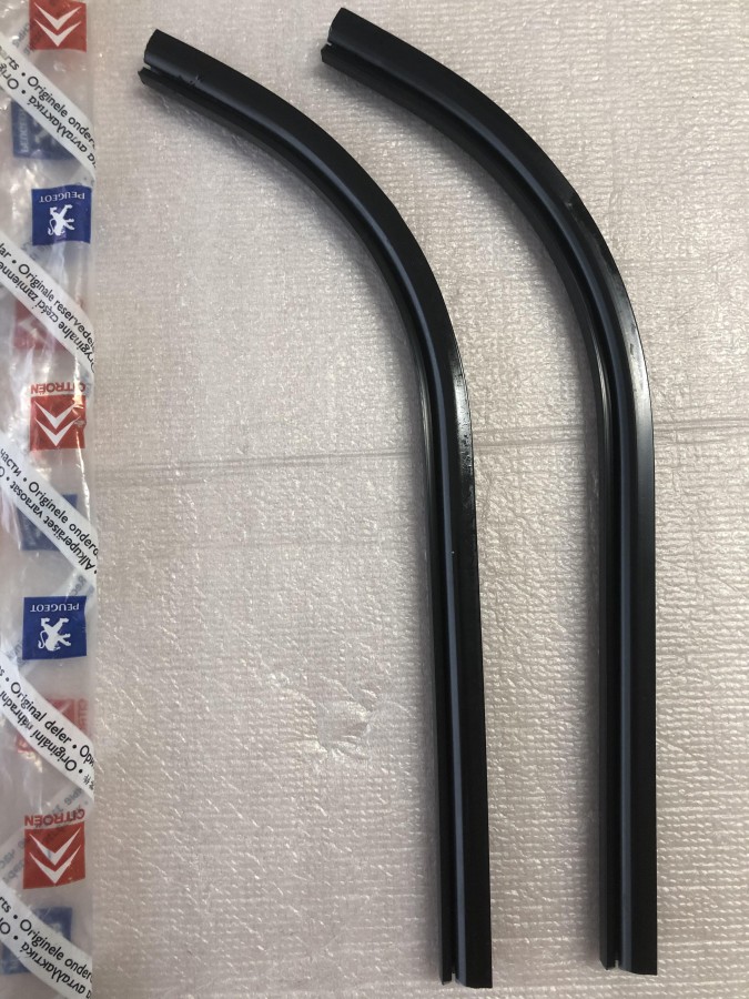 Молдинг лобового стекла PEUGEOT 407 8251W0