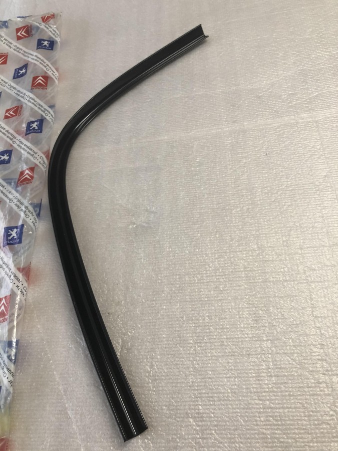 Уплотнитель двери PEUGEOT 206 8504S8