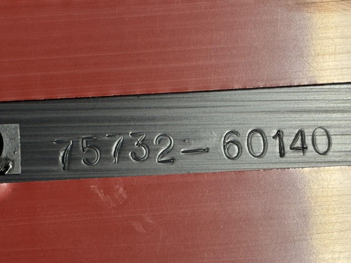 Молдинг передней левой двери Toyota LAND CRUISER 100 7573260140