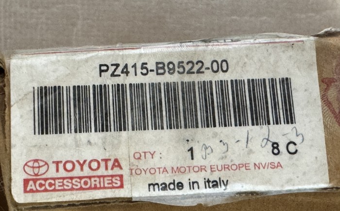 Накладка на задний бампер TOYOTA Yaris PZ415B952200