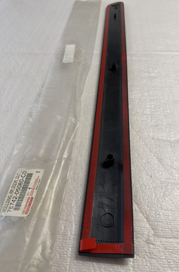 Молдинг задней левой двери TOYOTA Avensis, AT220 7574205080C0